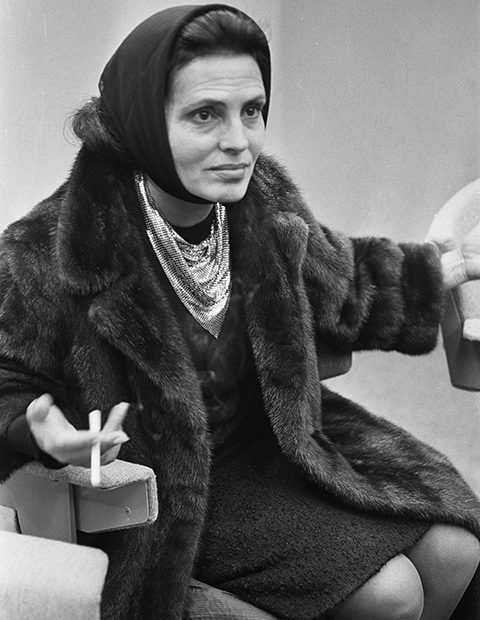 AMÁLIA RODRIGUES (1920-1999) - FADO - Cantora nascida em Lisboa, foi aclamada como a "Voz de Portugal". O maior nome do fado e considerada uma das cantoras mais brilhantes do século XX. 